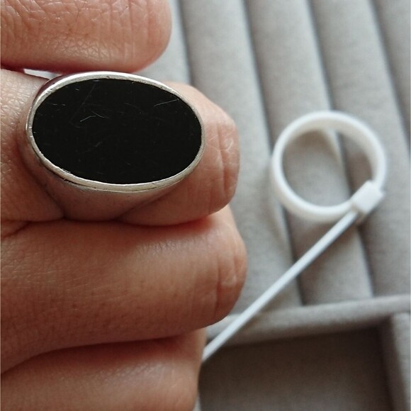 Italy OVAL BLACK ENAMEL SIGNET RING - Picture 4 of 9